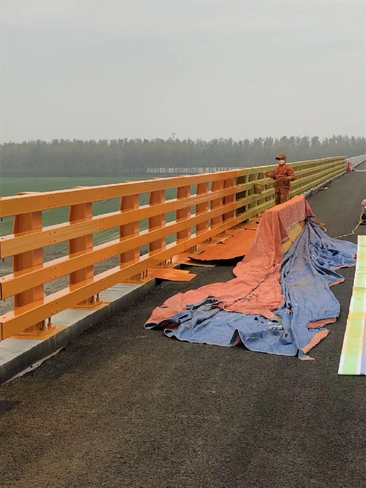 金屬護欄煥發光彩，晨虹醇酸工業高光磁漆守護安全美學